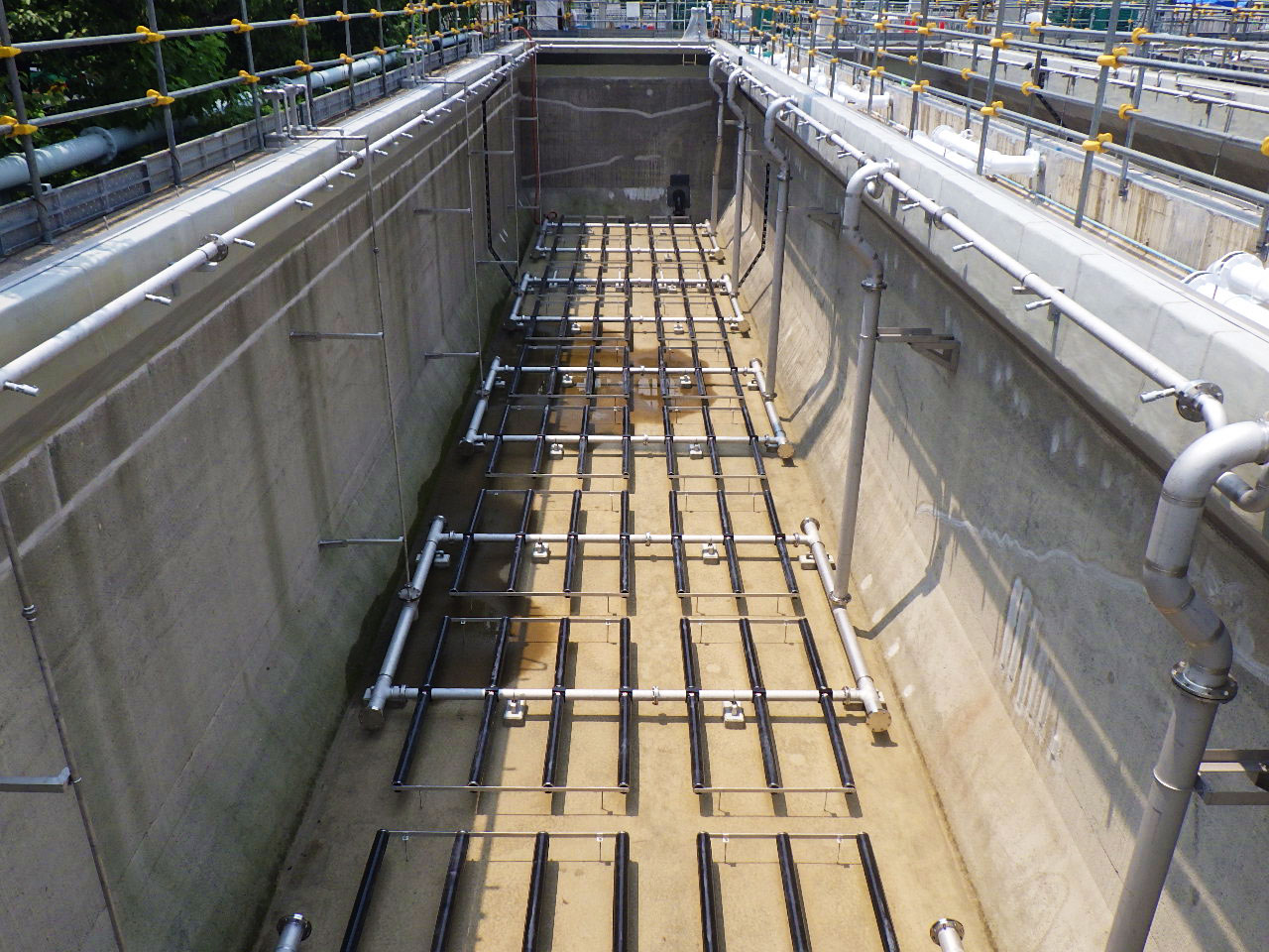 反応タンク 機器据付・配管設備工事